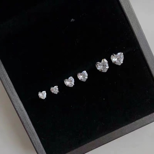 Pure Silver Heart Shaped Diamond Light Emitting Earrings for Women, New Style, Light Luxury, Minimalist, Cold Style Earrings, Small and Retro Ear Decorations