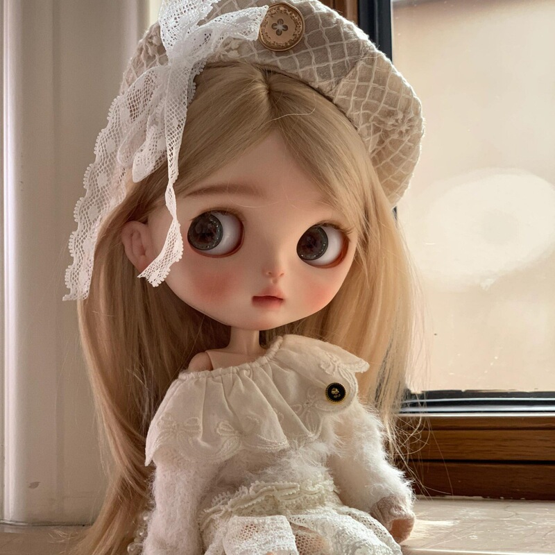 Sister Xiaobu's Pullover Wig with Middle Parting, Milk Gold Straight Hair, High-Quality High-Temperature Fiber, Soft and Can Be Trimmed for Styling