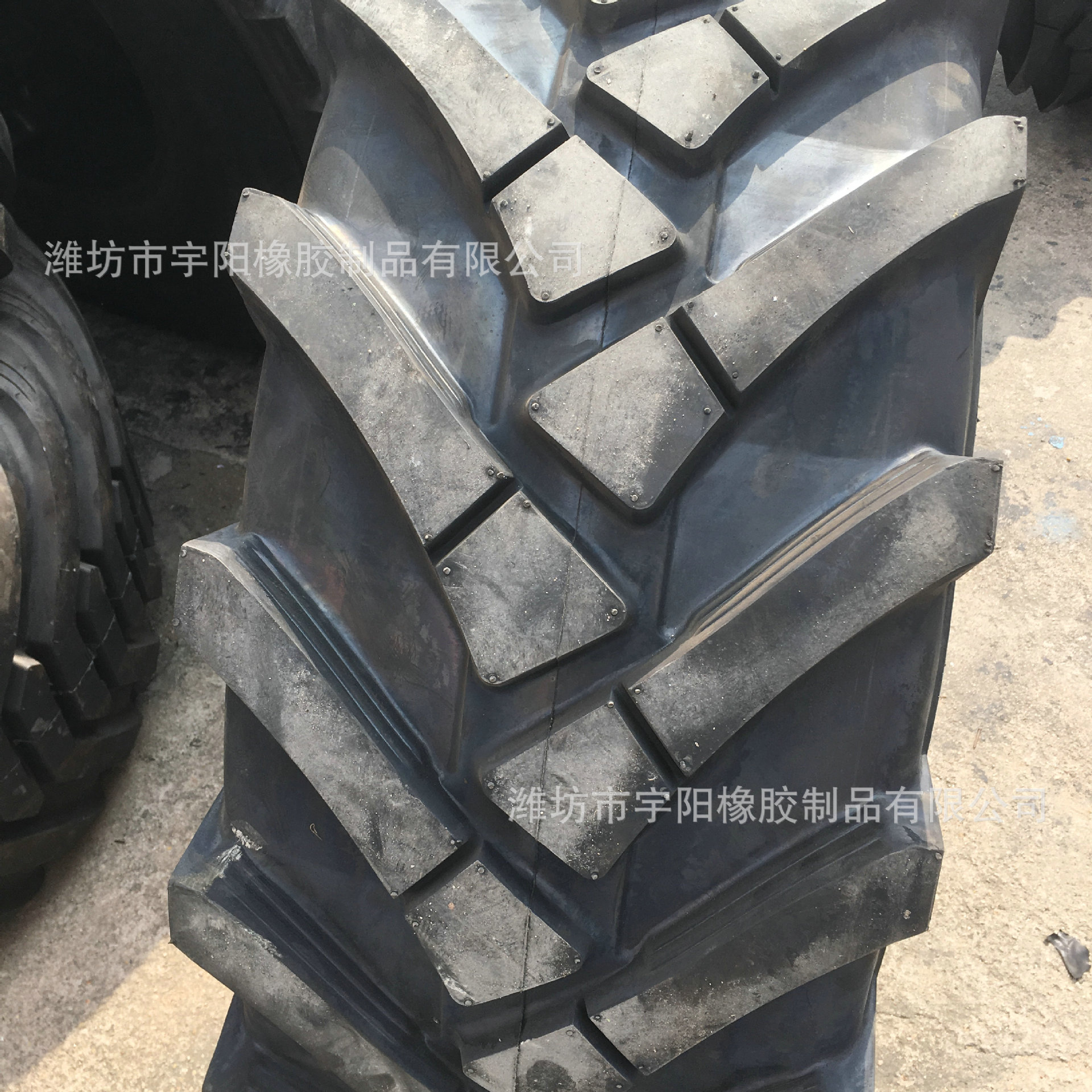 工程机械装载机轮胎 23.5/70-20 加厚 人字花纹