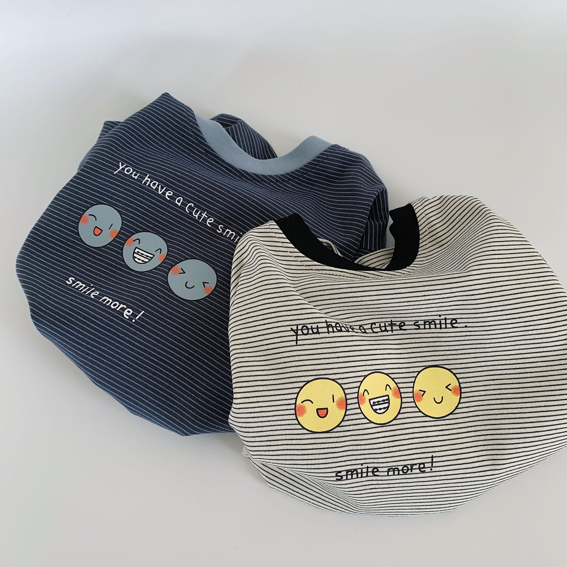 Camiseta de manga corta para niños Maibao 2025 verano nuevo estilo niños coreanos a rayas dibujos animados sonriente jersey al por mayor a