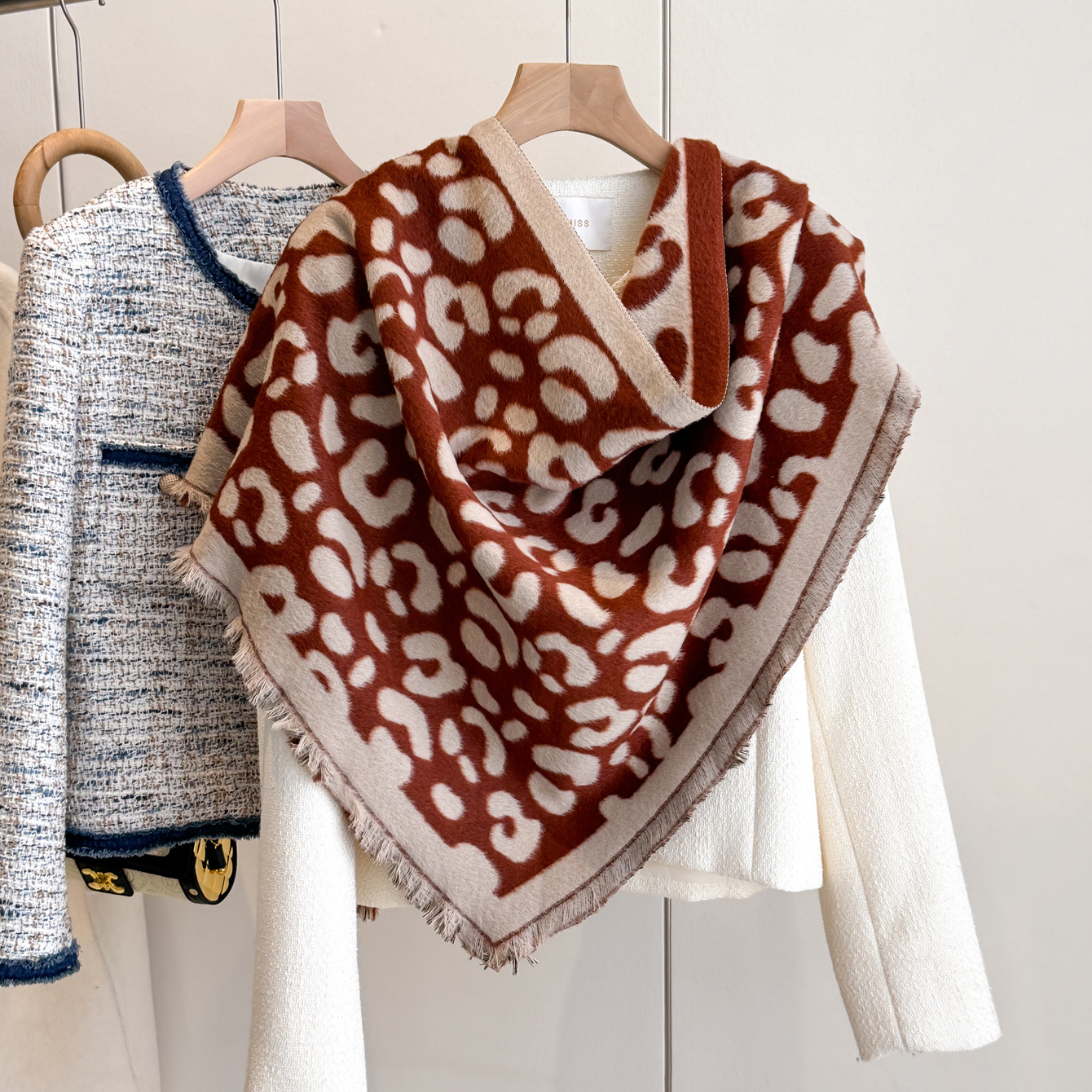 跨境秋冬新款仿羊绒三角巾豹纹围巾男女时尚保暖披肩加厚围脖