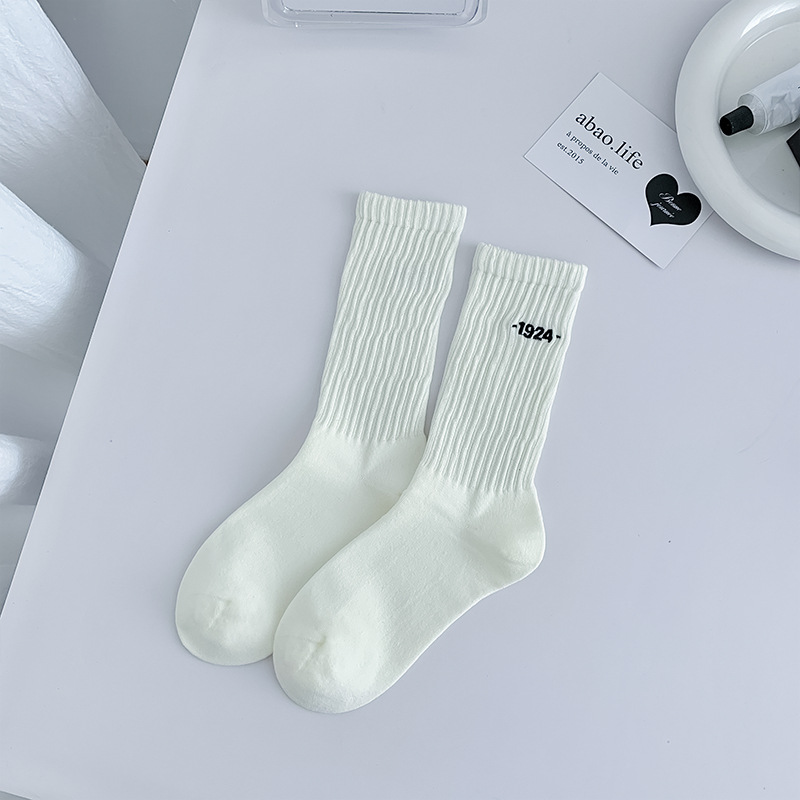 Medias calcetines mujeres primavera y otoño calcetines deportivas blancas y negras bordadas 1924 calcetines de moda calcetines letras de pila calcetines Zhuhai