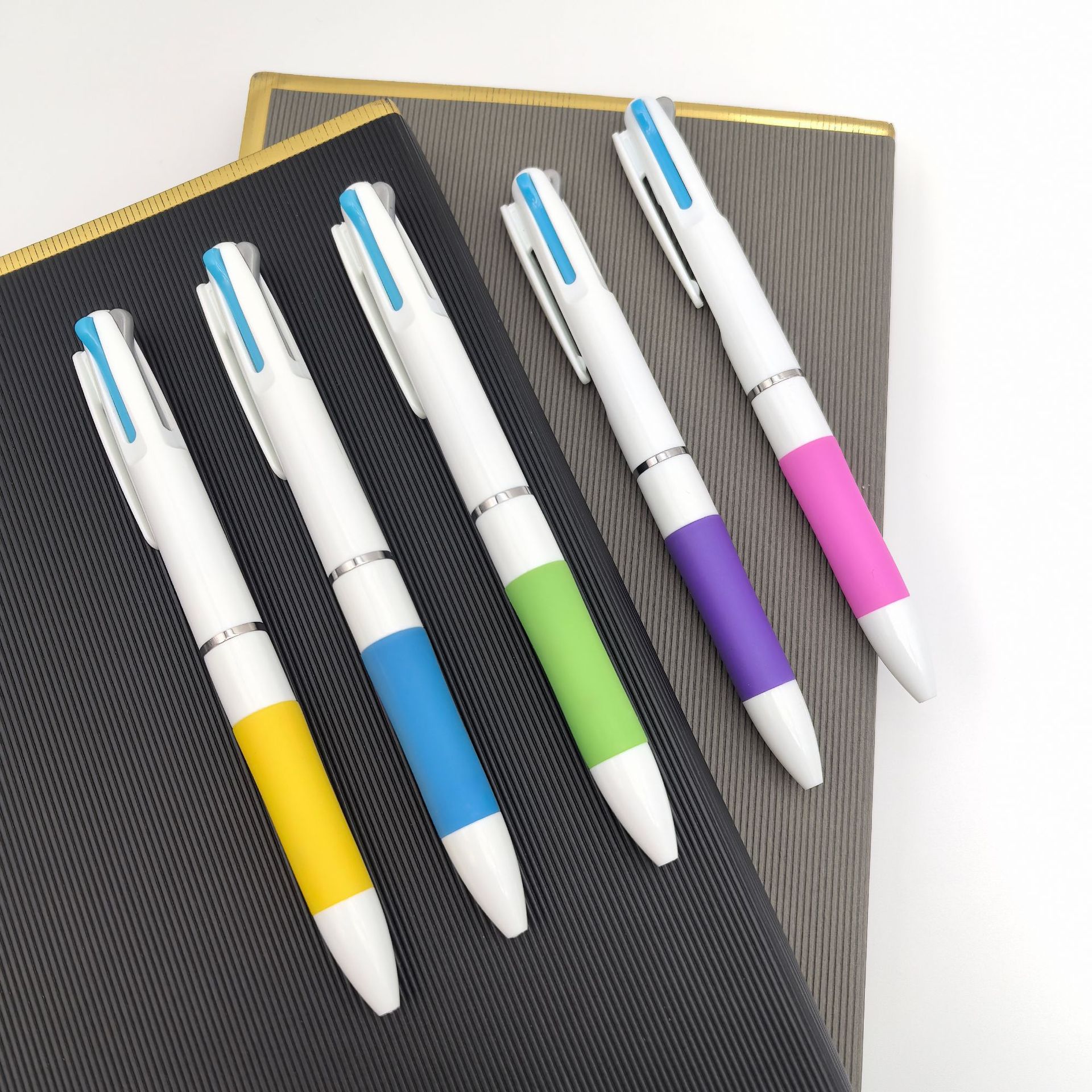 Bolígrafo multicolor simple bolígrafo blanco escritura publicidad papelería de oficina bolígrafo de 3 colores