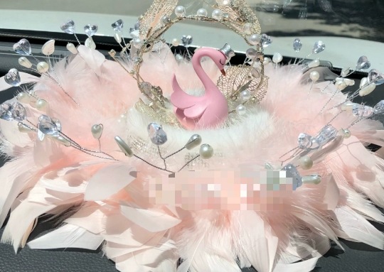 adornos de automóviles blancos grandes plumas almohadilla antideslizante amor almohadilla de cuentas diosa adornos de automóviles regalos de vello corto