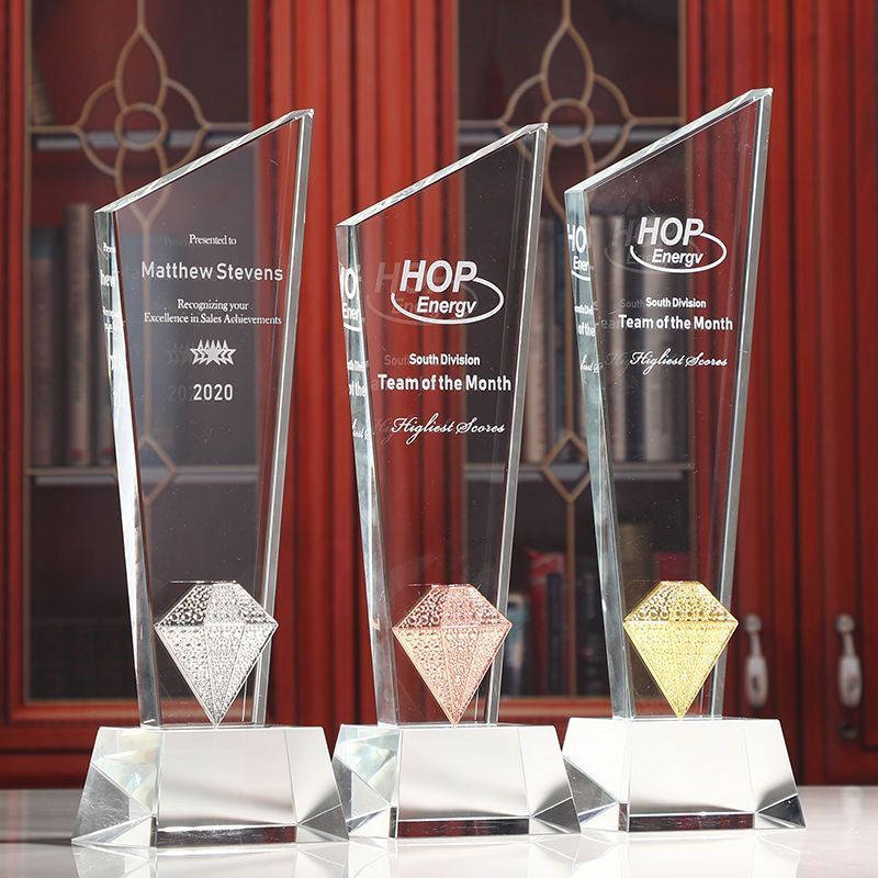 Trofeos de cristal de colores brillantes medalla creativa de alta calidad grabada excelente competencia de empleados de la reunión anual del equipo de la compañía