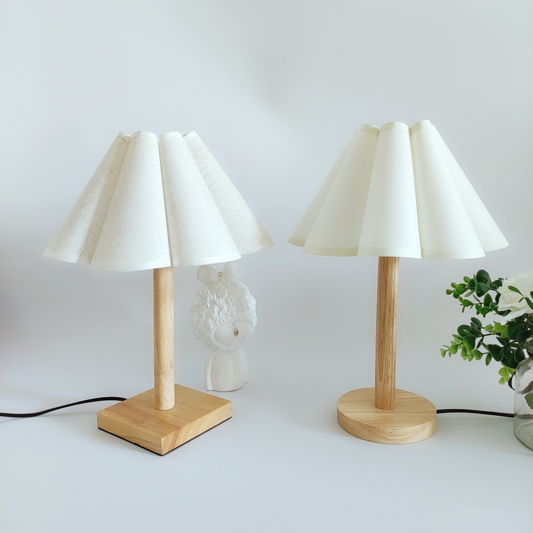 Transfronterizo estilo coreano simple base de madera tela pétalo pantalla dormitorio sala de estar lámpara de mesa Universidad dormitorio lámpara de mesa