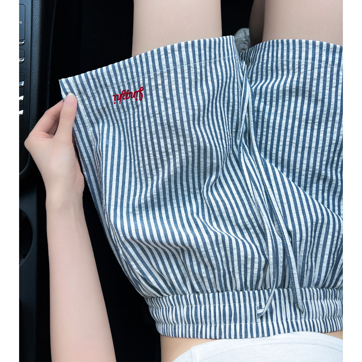 여성을위한 네이비 블루 세로 줄무늬 반바지 여름 2025 새로운 느슨한 a 라인 캐주얼 미국 자수 스포츠 5 점 바지