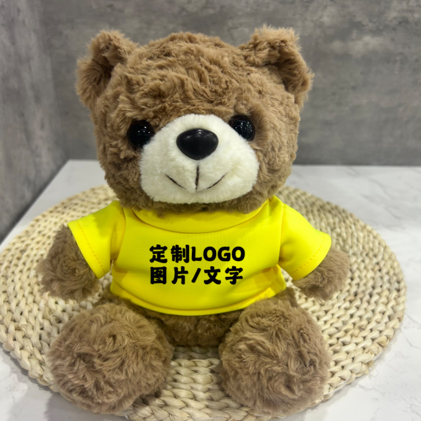 Los juguetes de peluche lindos se pueden combinar con logotipos impresos para enviar muñecas de muebles a amigos y vecinos.