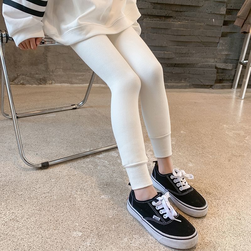 女の子の一体の毛の底のズボンとベルベットの厚い秋冬の大きい子供の縦の条のズボンの靴下の赤ちゃんの厚い毛の外は洋風を着ます。