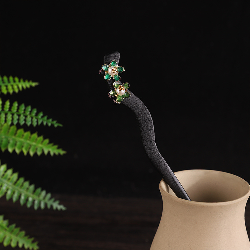 A green flower hairpin