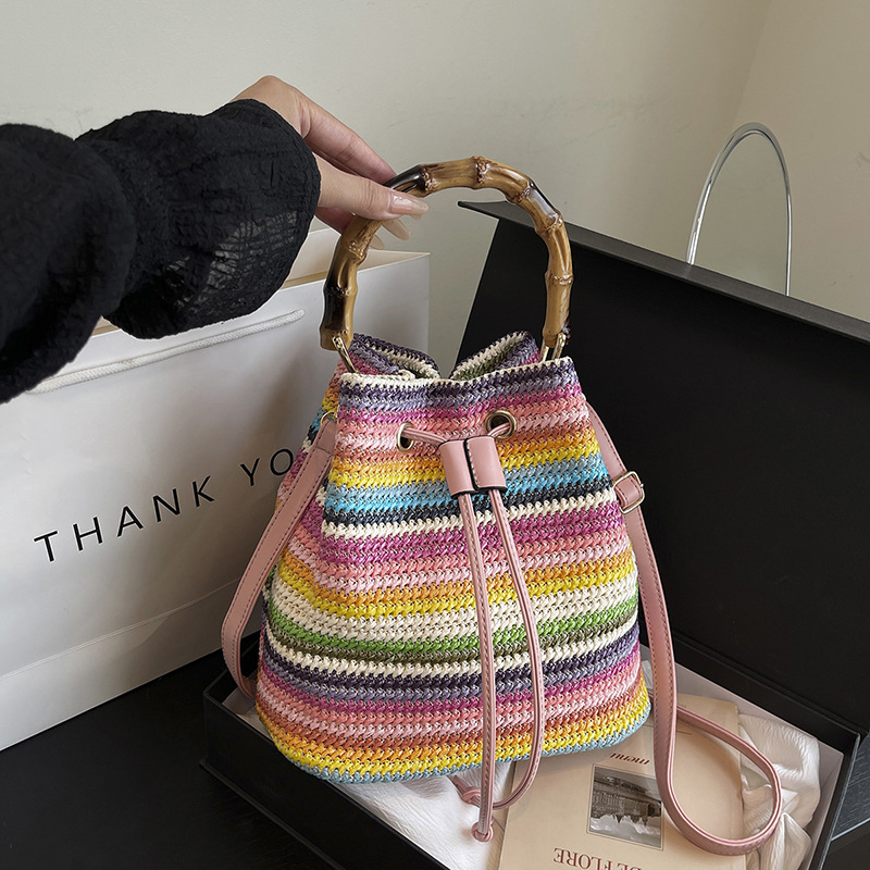 Bolso de cubo de vacaciones junto al mar 2025 nuevo bolso de bambú bolso de hombro de color de contraste tejido de paja bolso de mensajero para mujer de playa