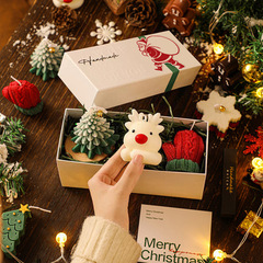 クリスマスプレゼントは女の子の友達の男性が創造的なアロマキャンドルにプレゼントします