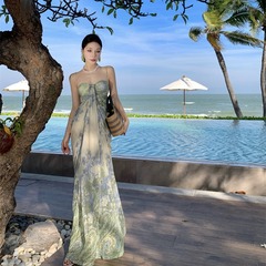 フランス式の絶美な胸のサスペンダーのワンピースの夏のアンドロメダのネットの糸のプリントの気質は明らかにやせている長いタイプの海辺の休暇のスカートを現します。