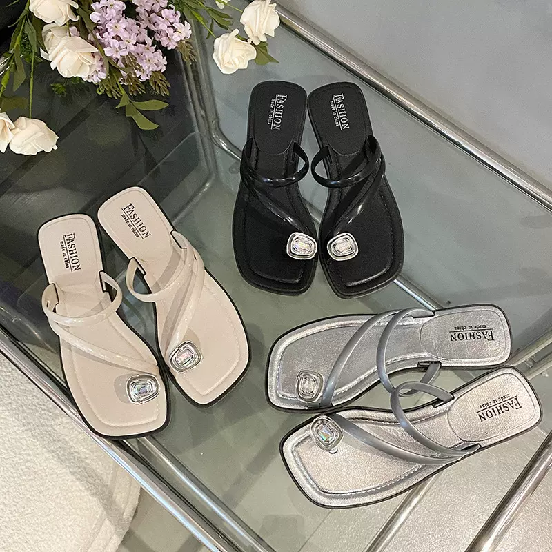 2025新款气质凉拖鞋女约会百搭配裙子低跟水钻防滑不累脚拖鞋夏季
