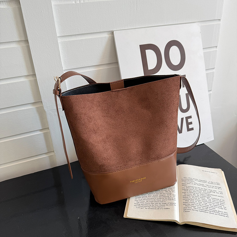 Borsa a secchiello/a tracolla in pelle scamosciata patchwork, modello 2025, ideale per autunno e inverno, grande capacità, da portare sotto il braccio._voghion.com