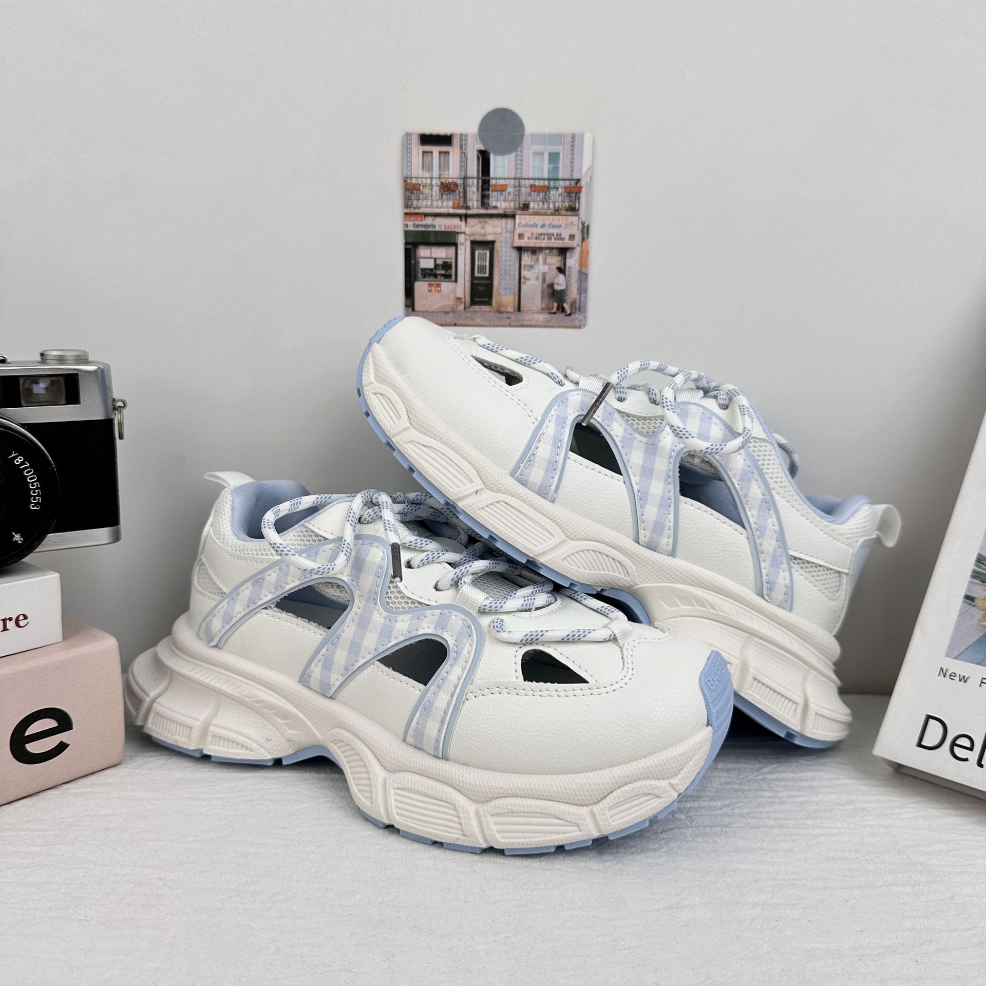 Farwave hueco zapatos de papá y mujer 2025 verano nuevo estilo de moda de suela gruesa aumentando la sensación de zapatos casuales de mierda