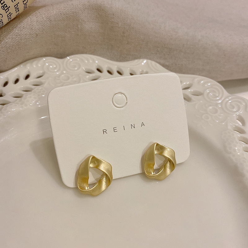 Luz de lujo de alto nivel nicho de diseño femenino sensación de aretes de bordilla temperamento perla asimetría joyería perla al por mayor