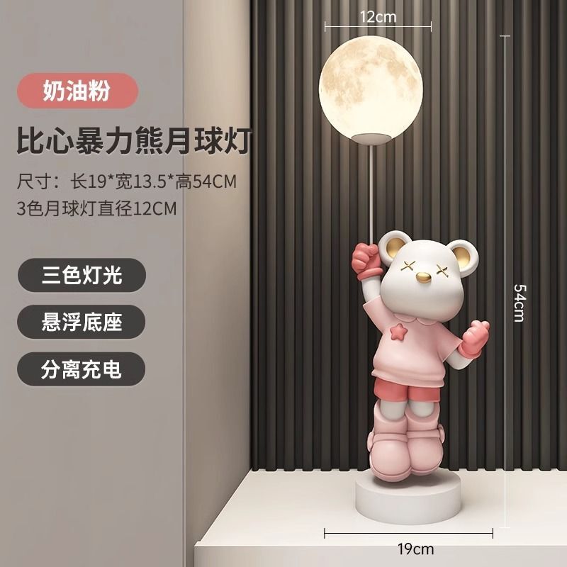 宇宙飛行士のデスクトップが床に落ちたリビングルームには家庭装飾品が飾られています。|undefined