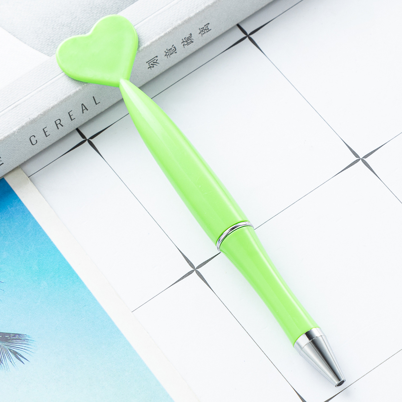 Amor bolígrafo de plástico al por mayor estudiantes papelería regalo bolígrafo publicitario puede imprimir logotipo de plástico en forma de corazón bolígrafo de torsión