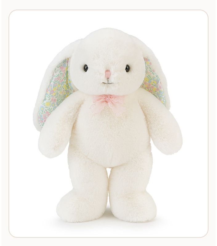 赤ちゃんのぬいぐるみを抱いています。ウサギのぬいぐるみが可愛いです。|undefined