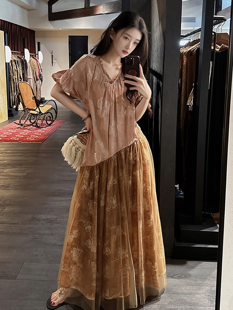 Váy maxi nữ phối hoa phong cách quốc gia cao cấp, chất rayon sang trọng, tay ngắn, thắt eo — Màu trắng, Màu mơ cà phê