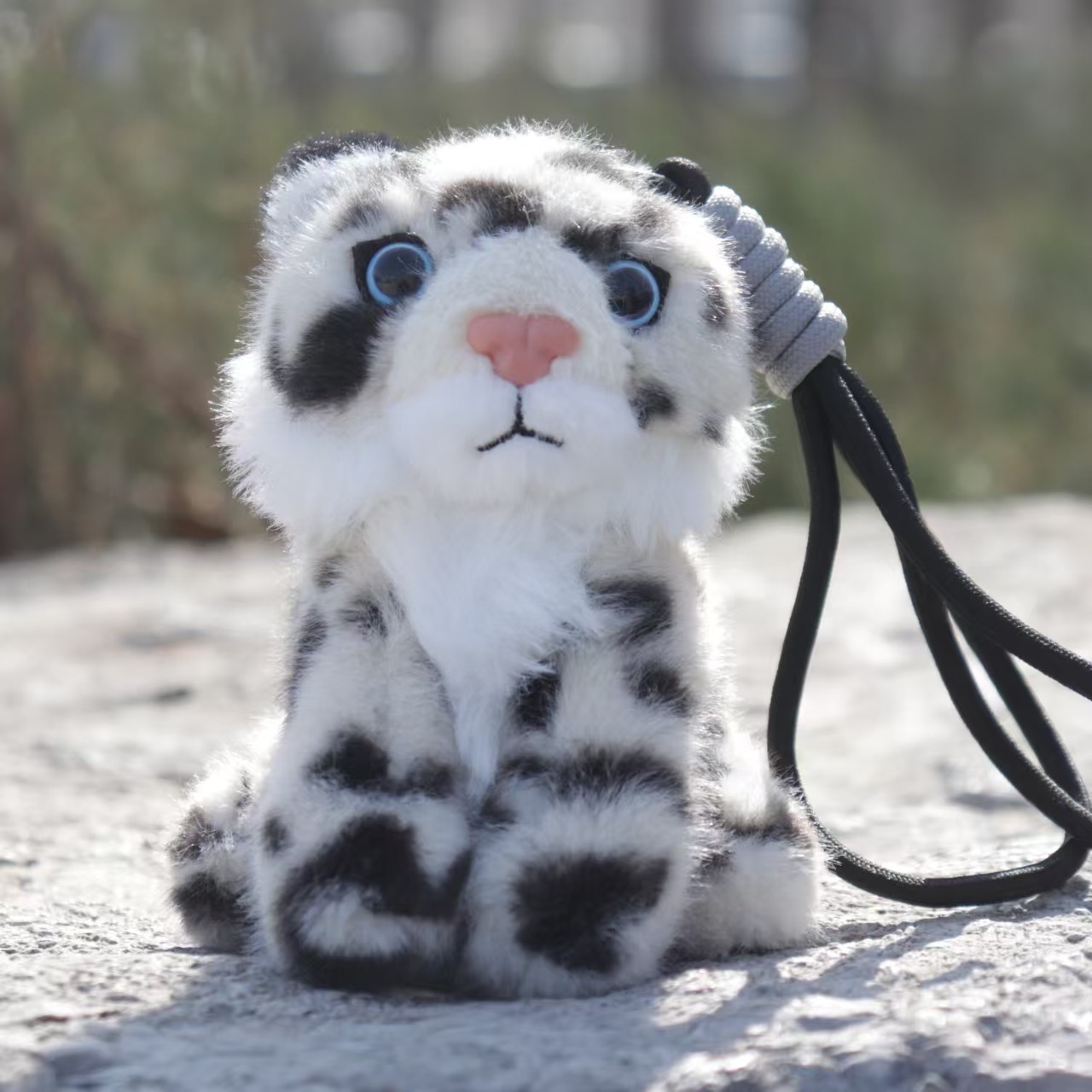 Sitting snow leopard pendant