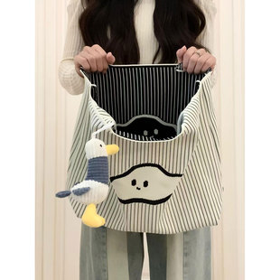 Capacious cute knitted shoulder bag