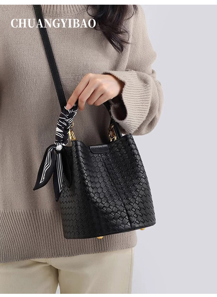 Túi bucket nữ dệt cao cấp đeo chéo xách tay đa năng nhỏ gọn — Khăn quàng ngẫu nhiên màu đen miễn phí chi tiết 3