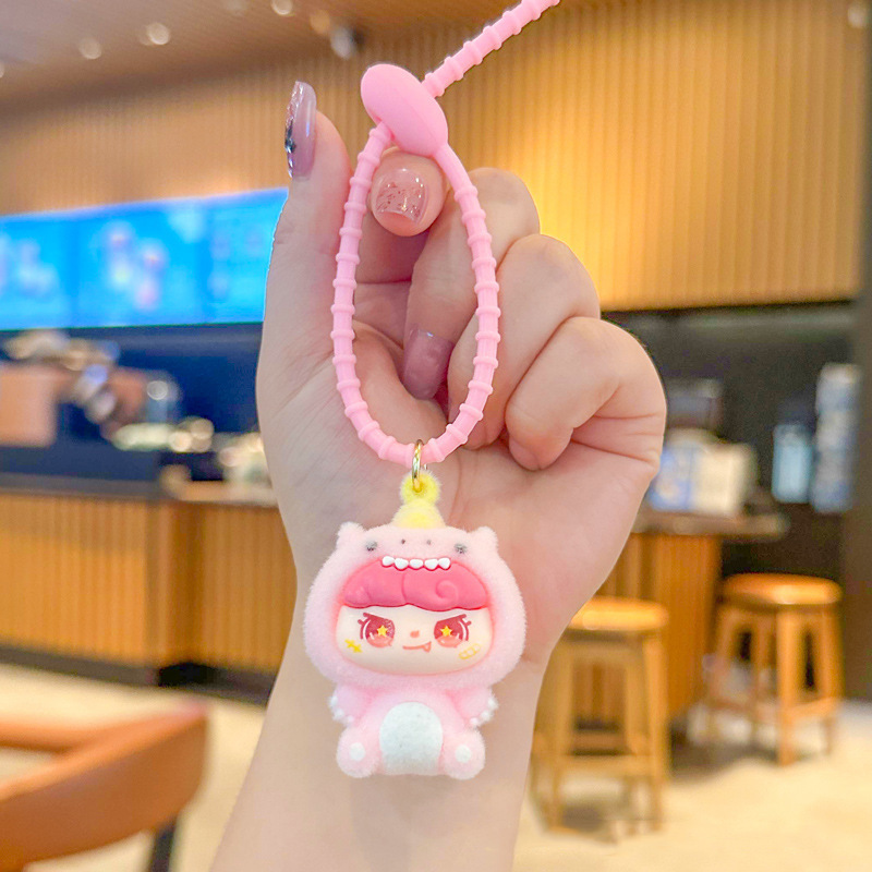 Muñeca de dibujos animados goteo llavero bolsas escolares exquisitas para hombres y mujeres colgantes para agarrar muñecas colgantes para el mercado nocturno regalos al por mayor