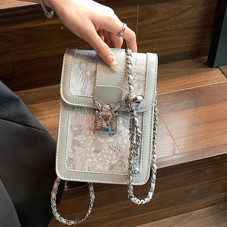 Bolsa pequeña de alta calidad para mujeres 2023 nuevo verano popular todo partido bolsa de mensajero estilo occidental cadena hombro bolsa de teléfono