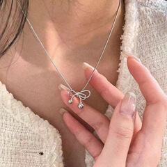 Insネットの赤い蝶結びのセーターのチェーンのネックレスの女性の大衆のデザイン感の軽い豪華な個性の気質はとても人気があります。