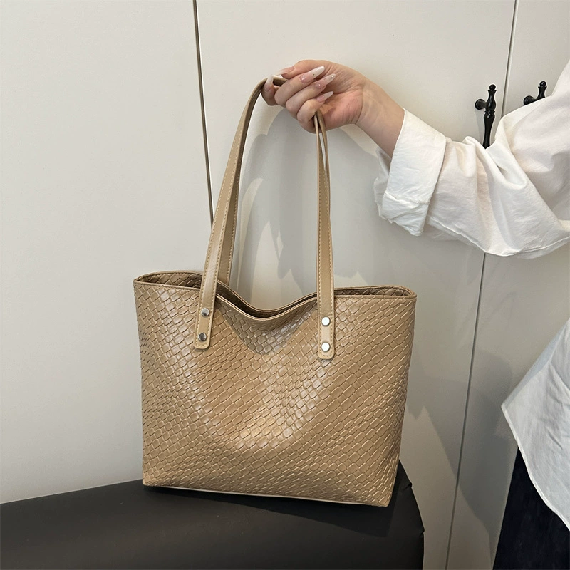 Capacious fashionable handheld one-shoulder bag for leisure, western style