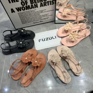 夹脚凉鞋女夏季新款2023时尚花朵罗马平底凉拖外出海边沙滩鞋批发