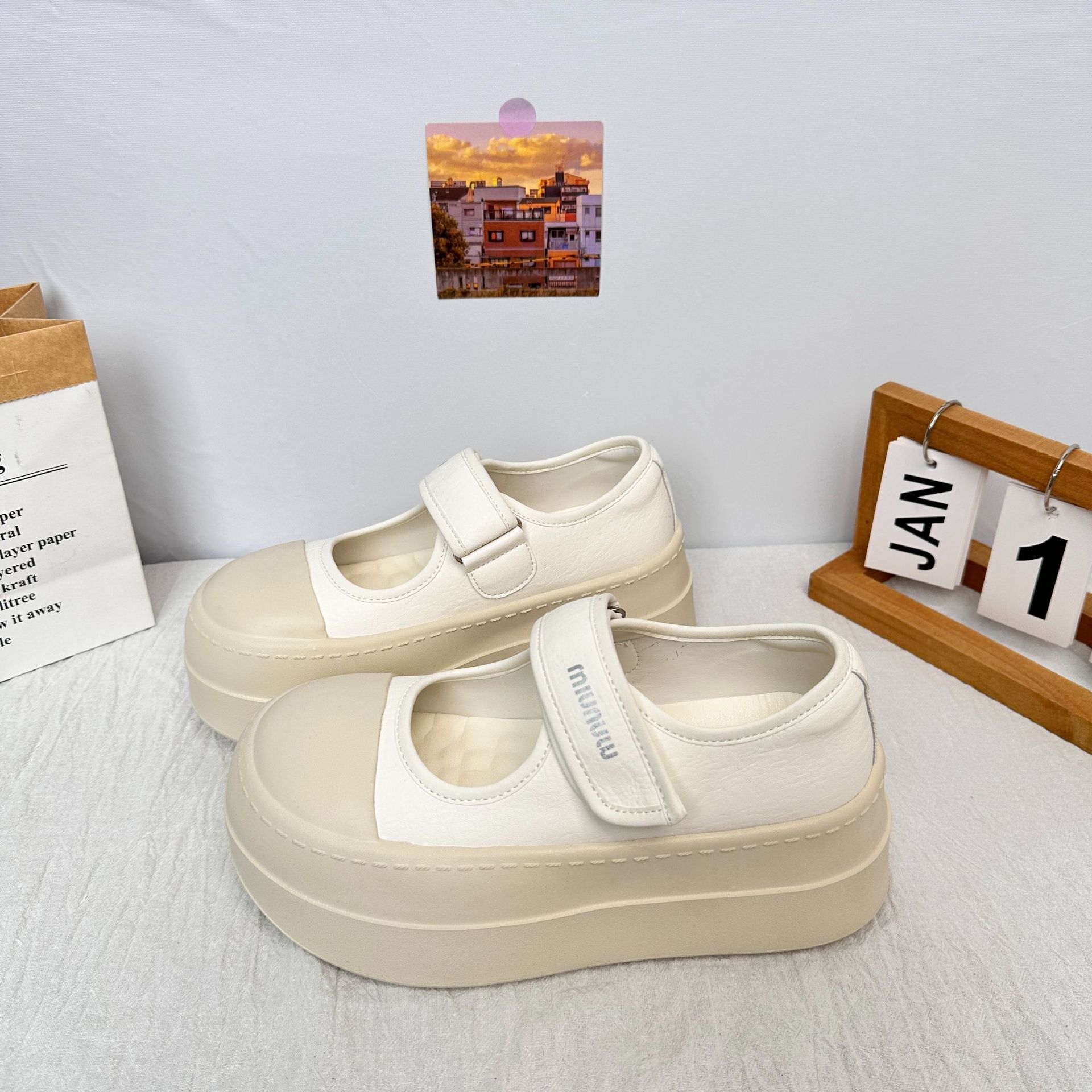 Milk Huhu Mary Jane Cream White Zapatos de mujer 2025 nicho deportes de ocio plataforma Velcro zapatos de lona de cabeza grande para mujer image 4