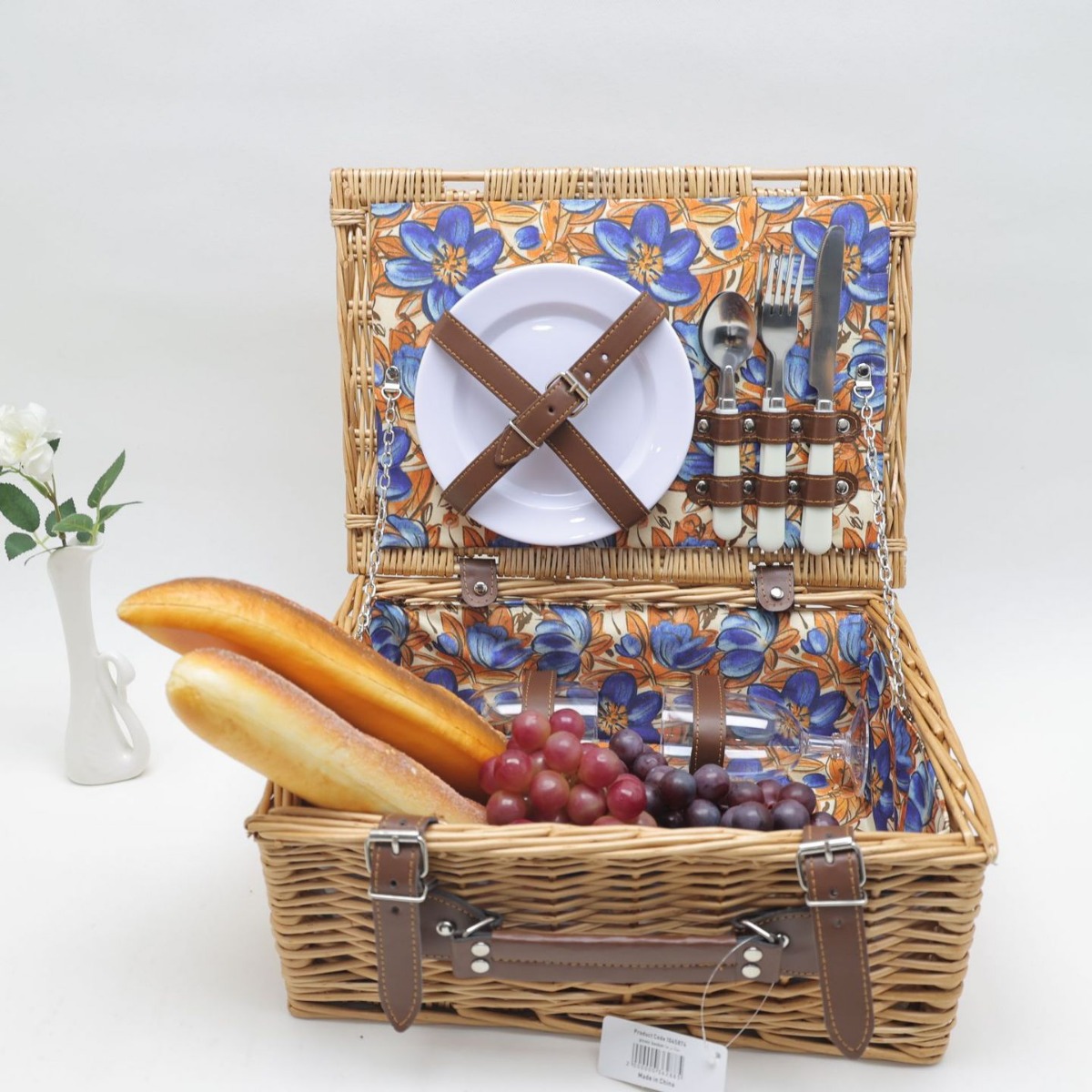 Punto de fábrica de ratán portátil con tapa de almacenamiento cesta de frutas cesta de regalo al aire libre con vajilla cesta de picnic de sauce americano