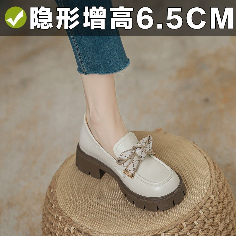 Белые женские лоферы с внутренним увеличением роста, маленькие кожаные туфли в британском стиле с бантом, осенние и зимние мокасины на толстой подошве оптом.