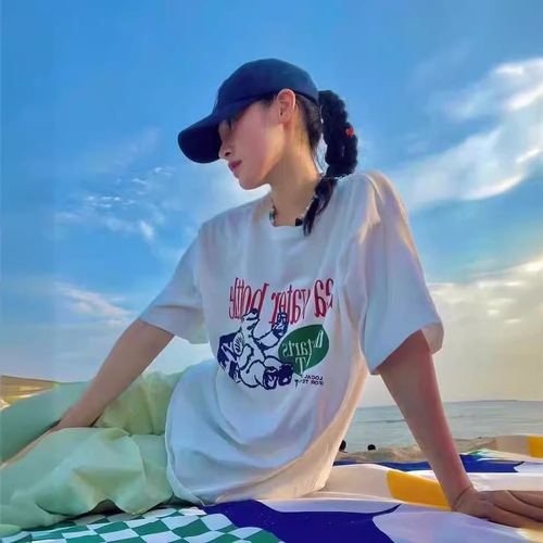 Korean-style oversized T-shirt, minimalist girly aesthetic, American casual vibe, plus-size loose fit, figure-flattering short-sleeve top—Instagram-worthy for summer