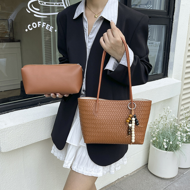 Woven shoulder bag