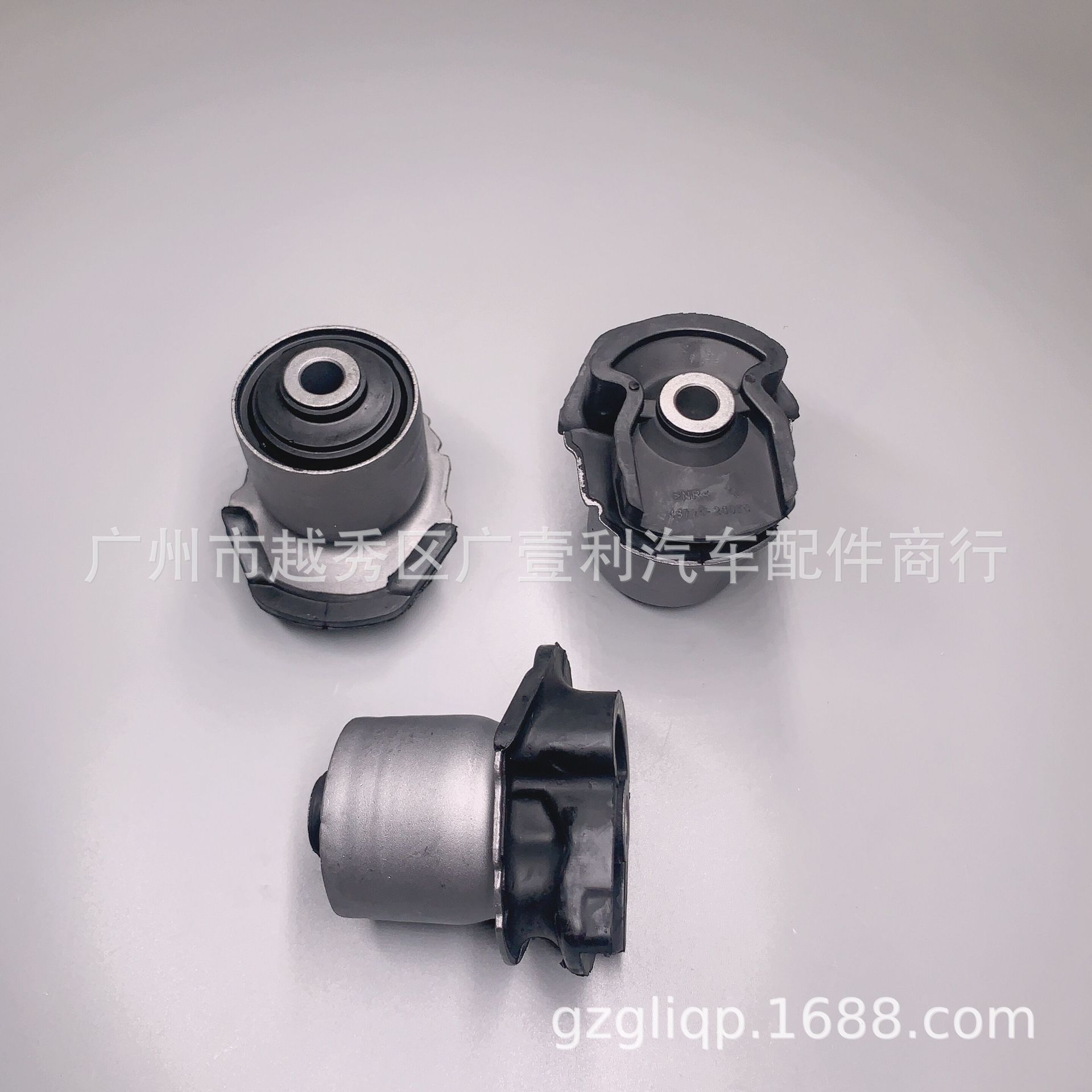 Suitable for 48725-08020 48725-28080 GGH20 NOAH VOXY rear axle rubber sleeve