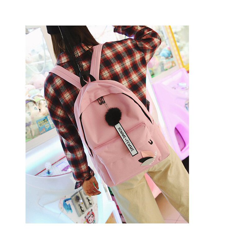 カバンの中学生の男女は簡単です。|undefined