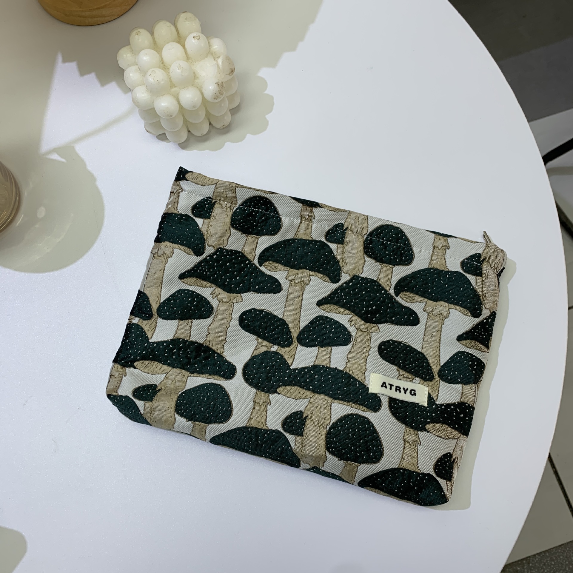 Bolsa de maquillaje, una bolsa de almacenamiento de hongos transfronterizos portátiles Jacquard, bolsa de almacenamiento de maquillaje de alto valor nominal
