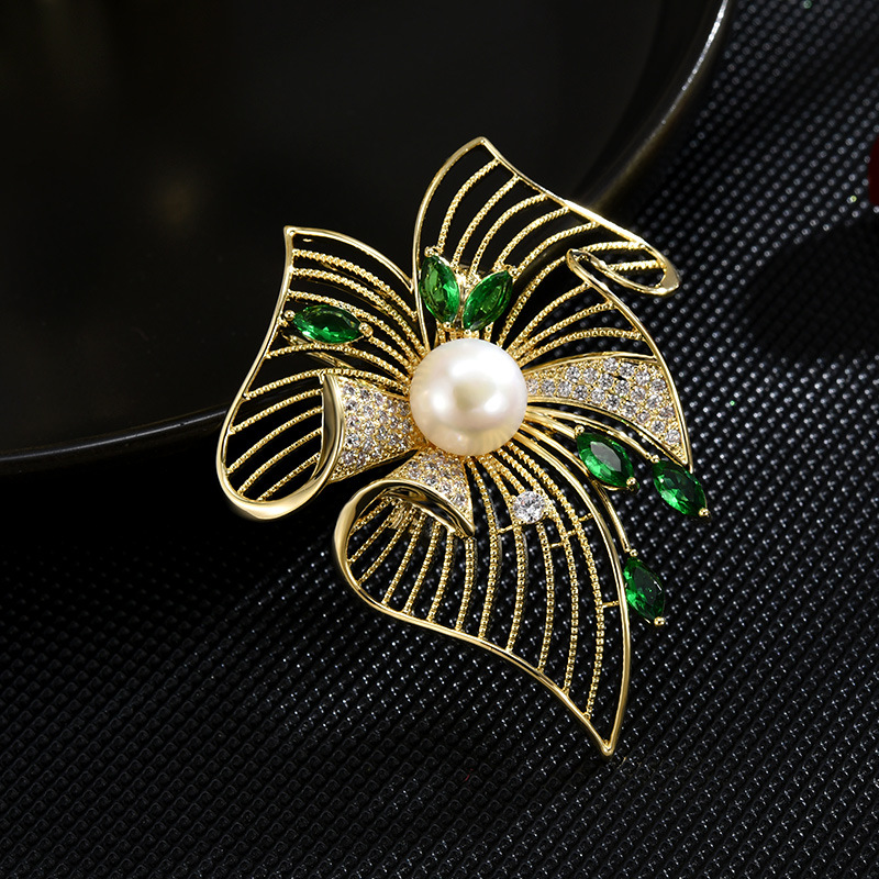 Classic retro elegant high-end copper brooch from pearl lapel pin
