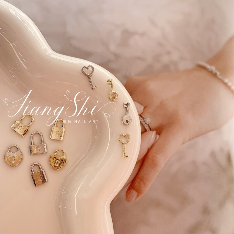 Popular online popular gold lock love Key Christmas nail accessories design sense niche nail decoration high-end version