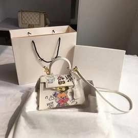 广州工厂网红手提单肩包个性涂鸦时尚百搭特价宠物包小熊凯丽背包