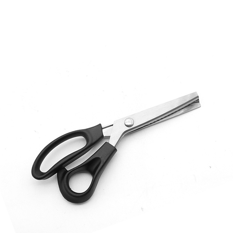縁のない三角形の縁を切って裁縫専用の布を切ってDIY手作りの家庭用のこぎり型レースのはさみを切ります。|undefined