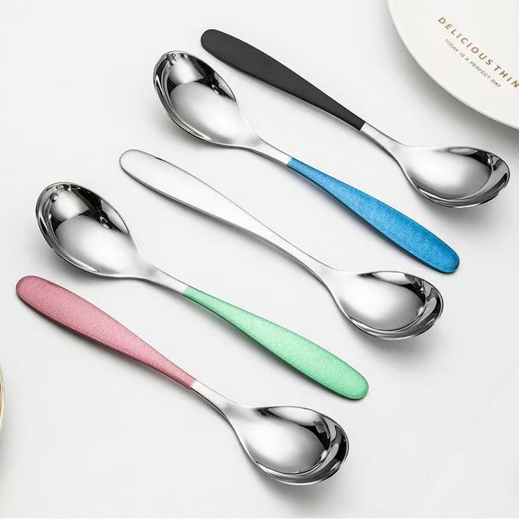 Cuchara ovalada de acero inoxidable Cuchara de postre de color creativo Cuchara de café de celebridades de Internet de alto valor Cuchara de comida de restaurante en casa