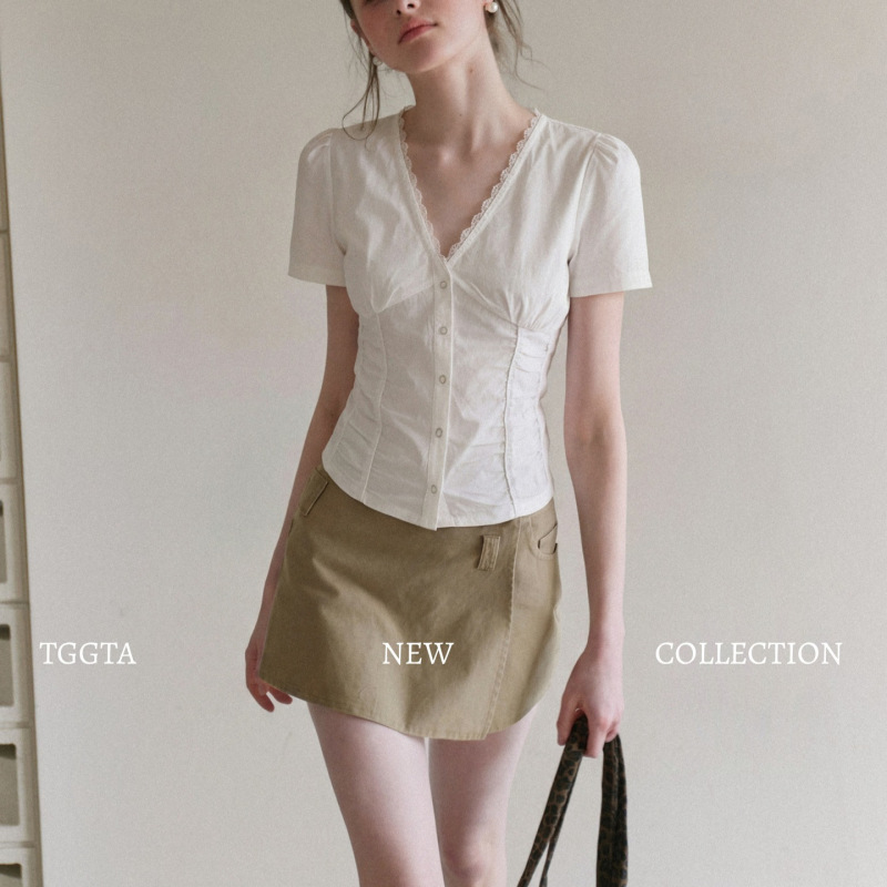 White Lace V-Neck Short-Sleeved Shirt for Women, Summer 2026 New Style, Slim-Fit, Waist-Cinching, Short Top