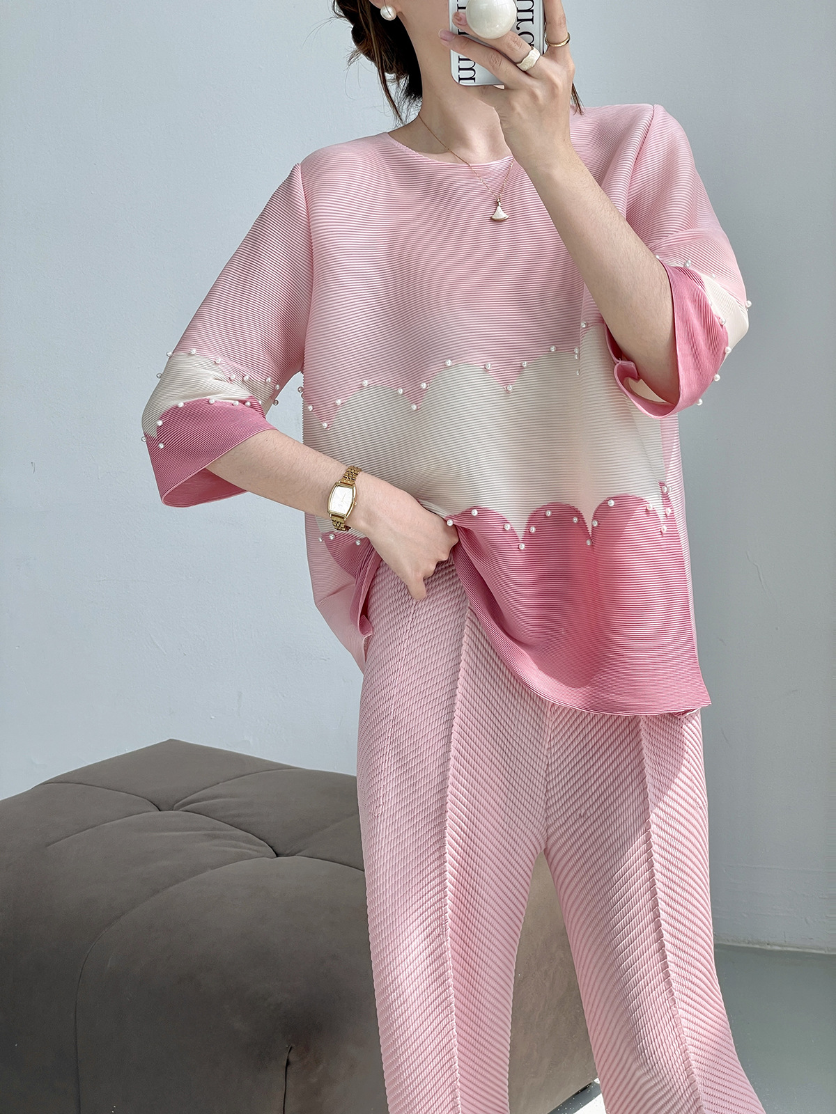 Áo thun nữ cổ tròn xếp ly phối màu đính hạt — Màu hồng