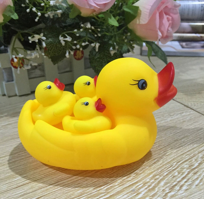 큰 암오리 한 마리와 작은 암오리 세 마리