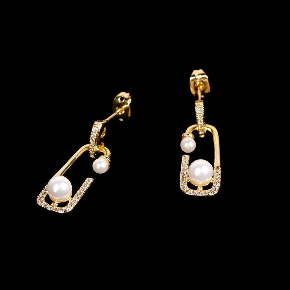 Retro Fashion Pearl Earrings Wholesale display picture 6